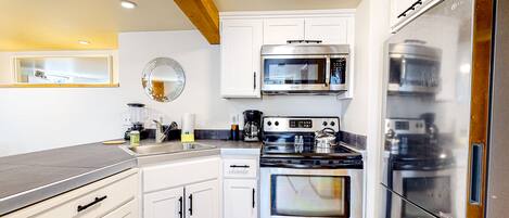 ثلاجة، ميكروويف، فرن، موقد طهي مسطح