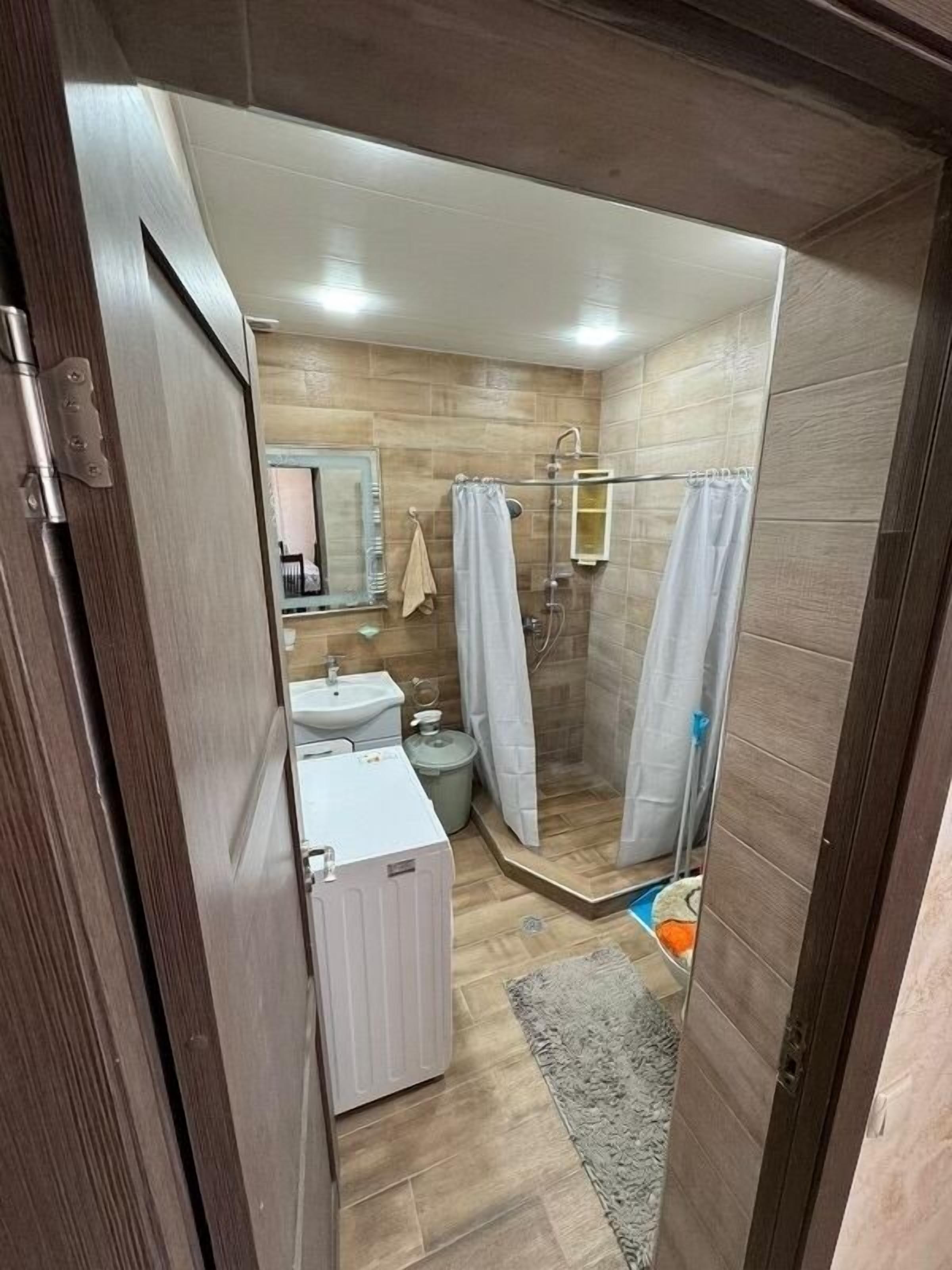 Hair dryer, towels, shampoo, toilet paper