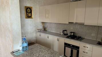 Fridge, oven, stovetop, coffee/tea maker