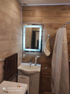 Sèche-cheveux, serviettes fournies, shampoing, papier toilette