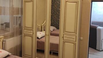 2 bedrooms, in-room safe, iron/ironing board, free WiFi