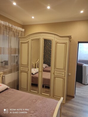 2 bedrooms, in-room safe, iron/ironing board, free WiFi