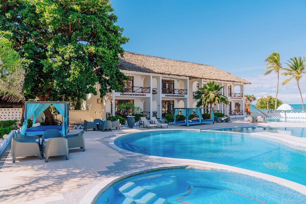 4 piscinas al aire libre (de 08:00 a 18:00), tumbonas