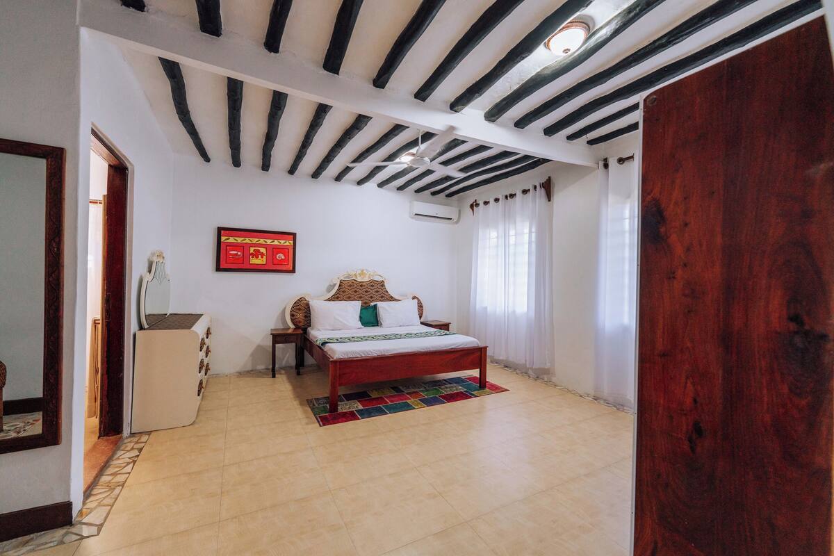 Roba de llit d'alta qualitat, cobrellits i caixa forta a l'habitació 