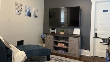 Smart-TV, Tischfußball, Tischtennisplatte, Drucker