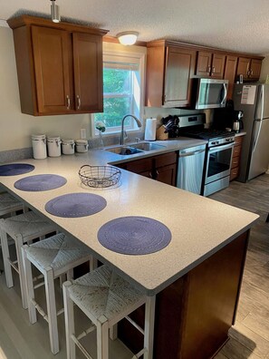 Kjøleskap, mikrobølgeovn, ovn og kokeplater