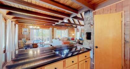 4BR charming cabin with firepit and lake access