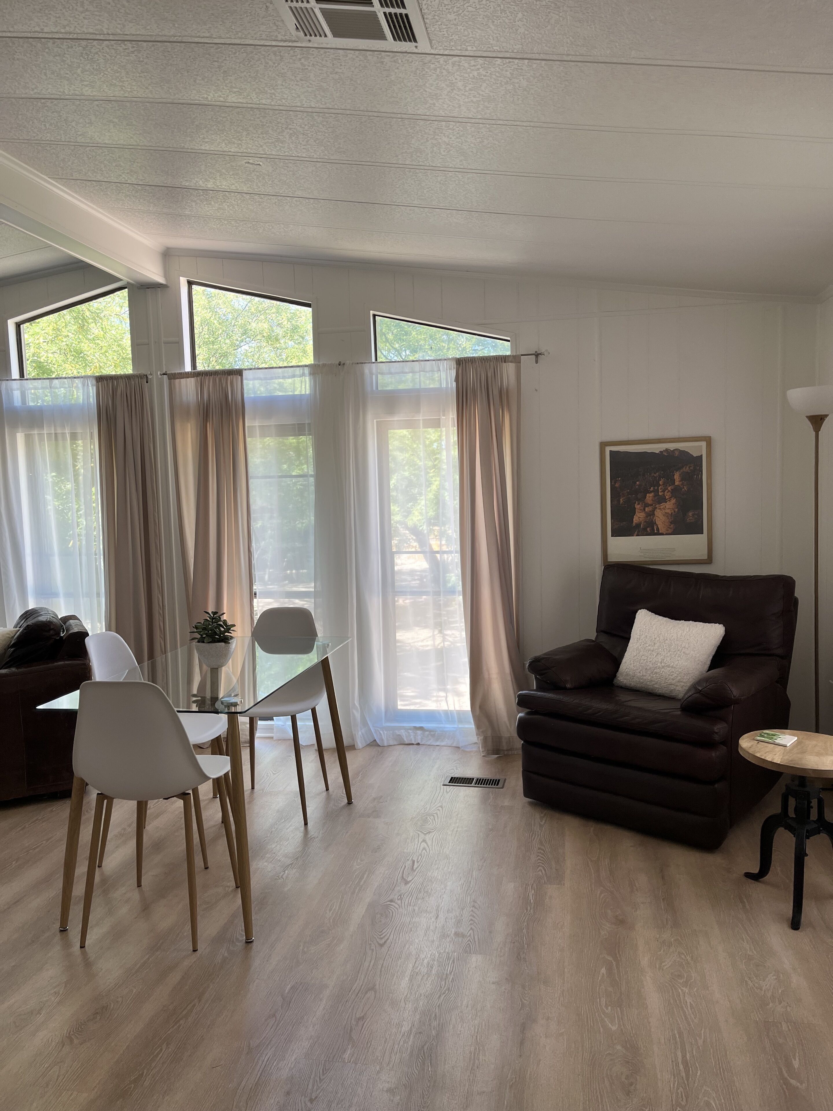 Centrally secluded, Urban Ranch Guesthouse, walk/bike to markets, dining & more!