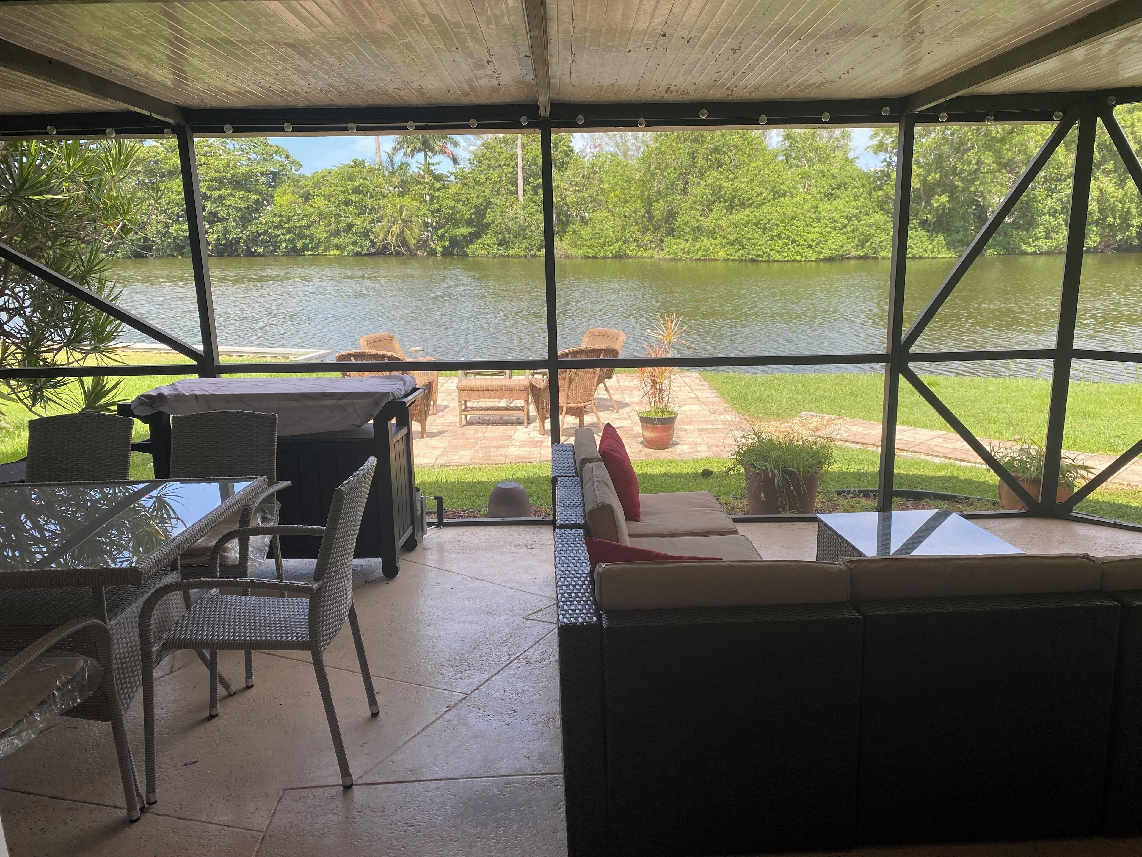 Peaceful Lake House Near the Beach: Relax and Unwind