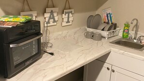 Private kitchen - A cozy short-term lower level rental in quiet  area of Baltimore City (Baltimore)