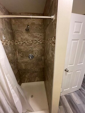 Dusche, Handtücher, Toilettenpapier
