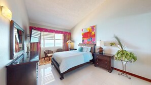 5 slaapkamers, een bureau, een strijkplank/strijkijzer, reisbedje