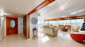 TV connectée, table de tennis de table, livres, chaîne hi-fi