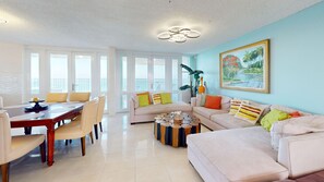 Een smart-tv, een tafeltennistafel, boeken en een stereo