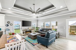 Smart TV, fireplace - Spring Break Family Time Crystal Beach Sleep 12 King Queen Beds Beach 5min Walk! (Bolivar Peninsula)