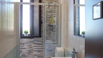 Apartment | Bathroom | Shower, rainfall showerhead, hair dryer, bidet
