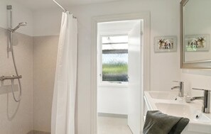 Shower, hair dryer - Amazing home in Dronningmølle with WiFi (Dronningmølle)