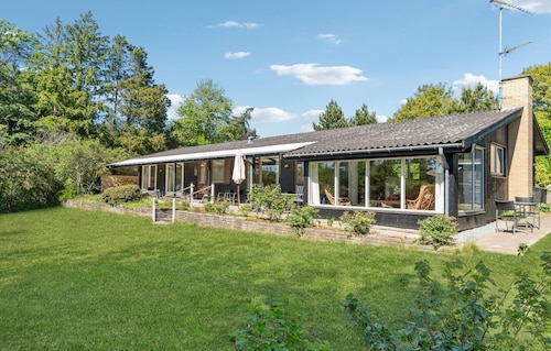 Amazing home in Dronningmølle with WiFi