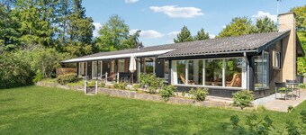 Amazing home in Dronningmølle with WiFi