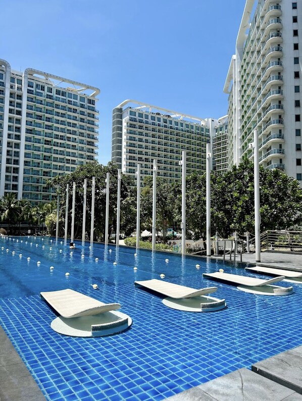 Pool - 2 bdrm Condo near SM Bicutan (Paranaque)