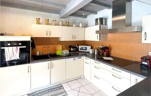 Réfrigérateur, four, lave-vaisselle, cafetière/bouilloire