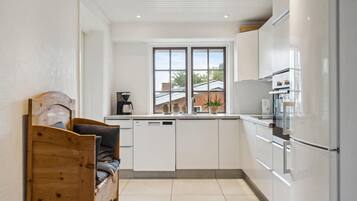 Køleskab, kogeplade, opvaskemaskine, kaffe-/temaskine