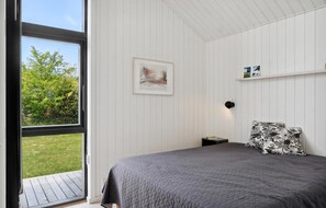 3 bedrooms, iron/ironing board, travel crib, free WiFi - Gorgeous home in Stege with WiFi (Stege)