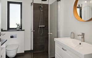 Shower, hair dryer - Gorgeous home in Stege with WiFi (Stege)