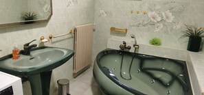 Douche, sĂšche-cheveux, serviettes fournies, savon