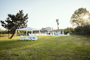 Seasonal outdoor pool, pool umbrellas, pool loungers - Parakladi Seaside Retreat (Corfu)