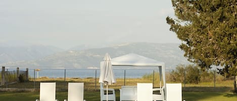 Una piscina al aire libre de temporada, sombrillas