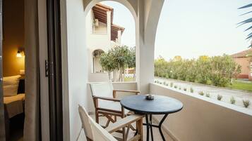 2 bedrooms, premium bedding, in-room safe, desk