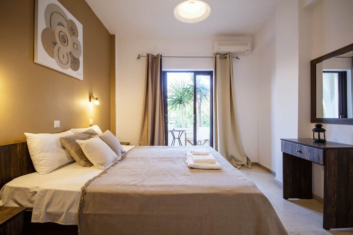 2 bedrooms, premium bedding, in-room safe, desk