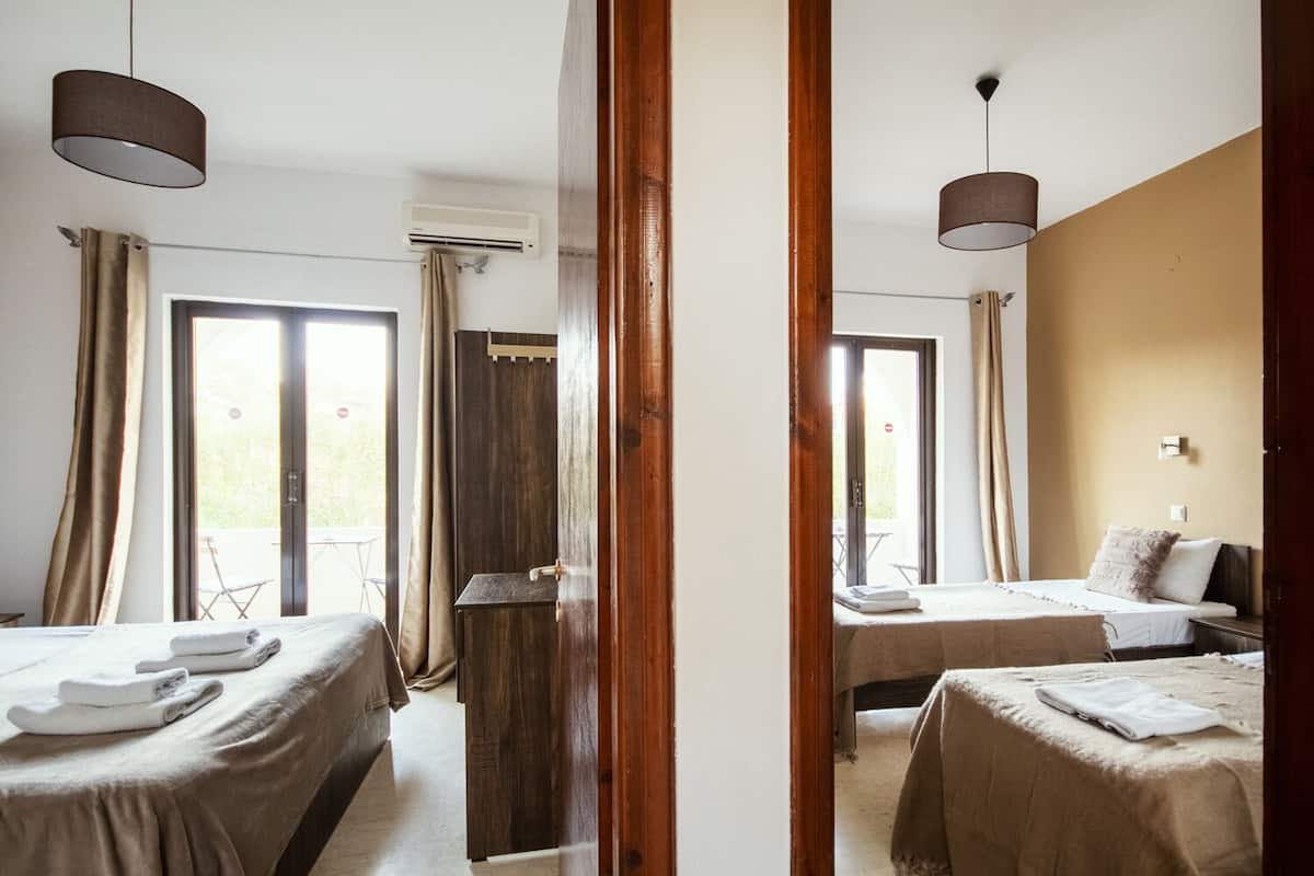 2 bedrooms, premium bedding, in-room safe, desk