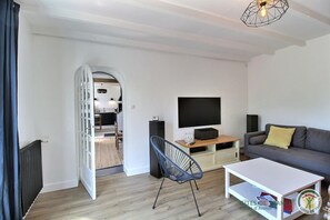 Fernseher, Bücher, Stereoanlage