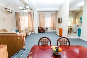 Toetasjes familieleilighet | Allergitestet sengetøy, dundyner, memory foam-senger og safe på rommet