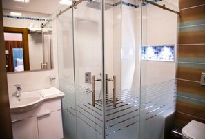 Luxury Double Room | Bathroom | Separate tub and shower, deep soaking tub, hydromassage showerhead - Pilot Apart Hotel (Baku)