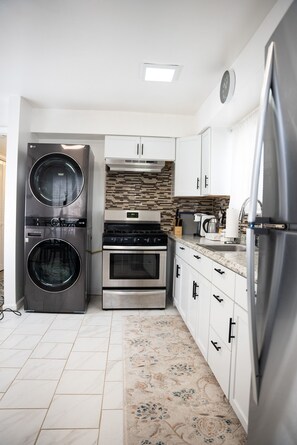 Mikrobølgeovn, ovn, kokeplater og kaffetrakter/tekoker