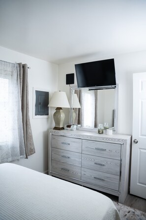 3 habitaciones, escritorio, tabla de planchar con plancha y wifi gratis
