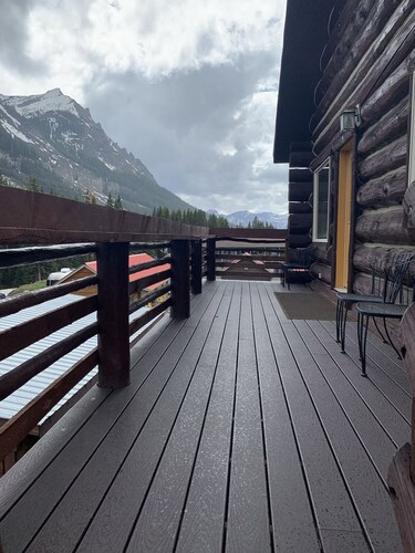 Luxurious 2 Bedroom apt in Cooke City. Upper unit. Fabulous views.