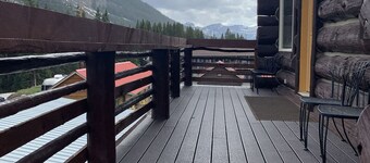 Luxurious 2 Bedroom apt in Cooke City. Upper unit. Fabulous views.