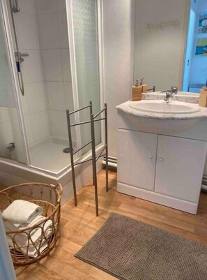 Shower, towels, soap, toilet paper