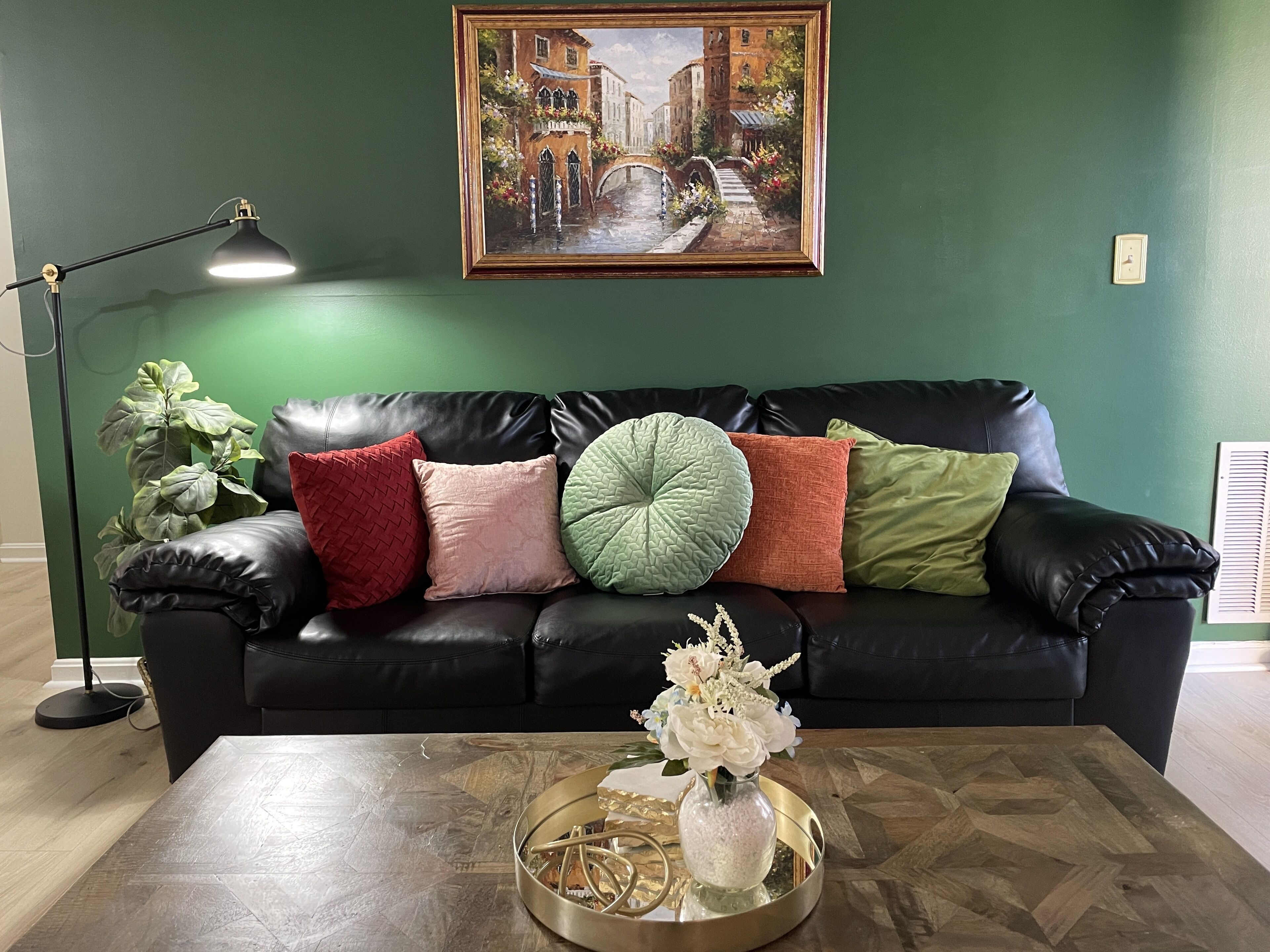 Quiet Condo~Off Street Parking 