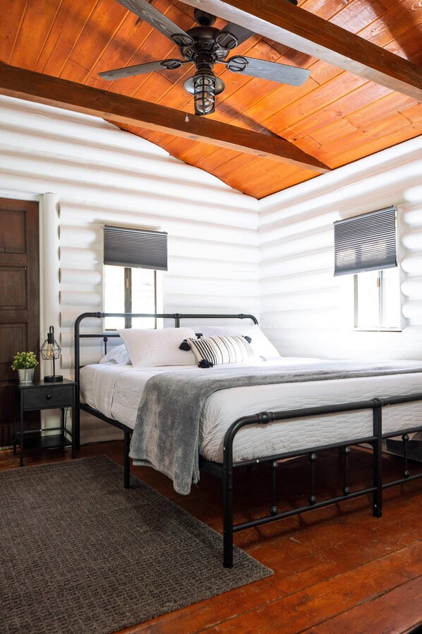 2 Schlafzimmer, Schreibtisch