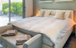 2 bedrooms, free WiFi, bed sheets - 2 bedroom awesome home in Oude Tonge (Oude Tonge)