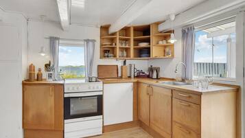 Een koelkast, een oven, een kookplaat, een koffiezetapparaat/waterkoker