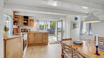 Refrigerador, horno, placa de cocina, cafetera/tetera