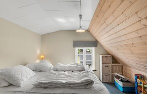 4 bedrooms, travel crib, free WiFi - Cozy home in Glesborg with WiFi (Glesborg)
