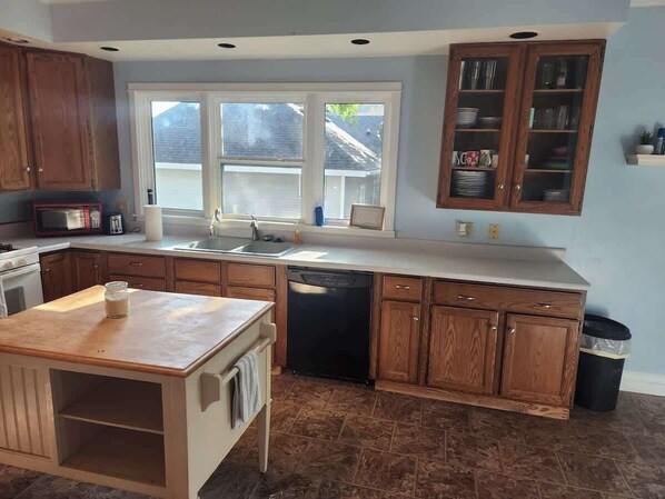 ثلاجة، ميكروويف، فرن، موقد طهي مسطح