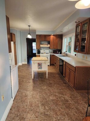 Fridge, microwave, oven, stovetop - Family Shoreline Hideaway (Ortonville)